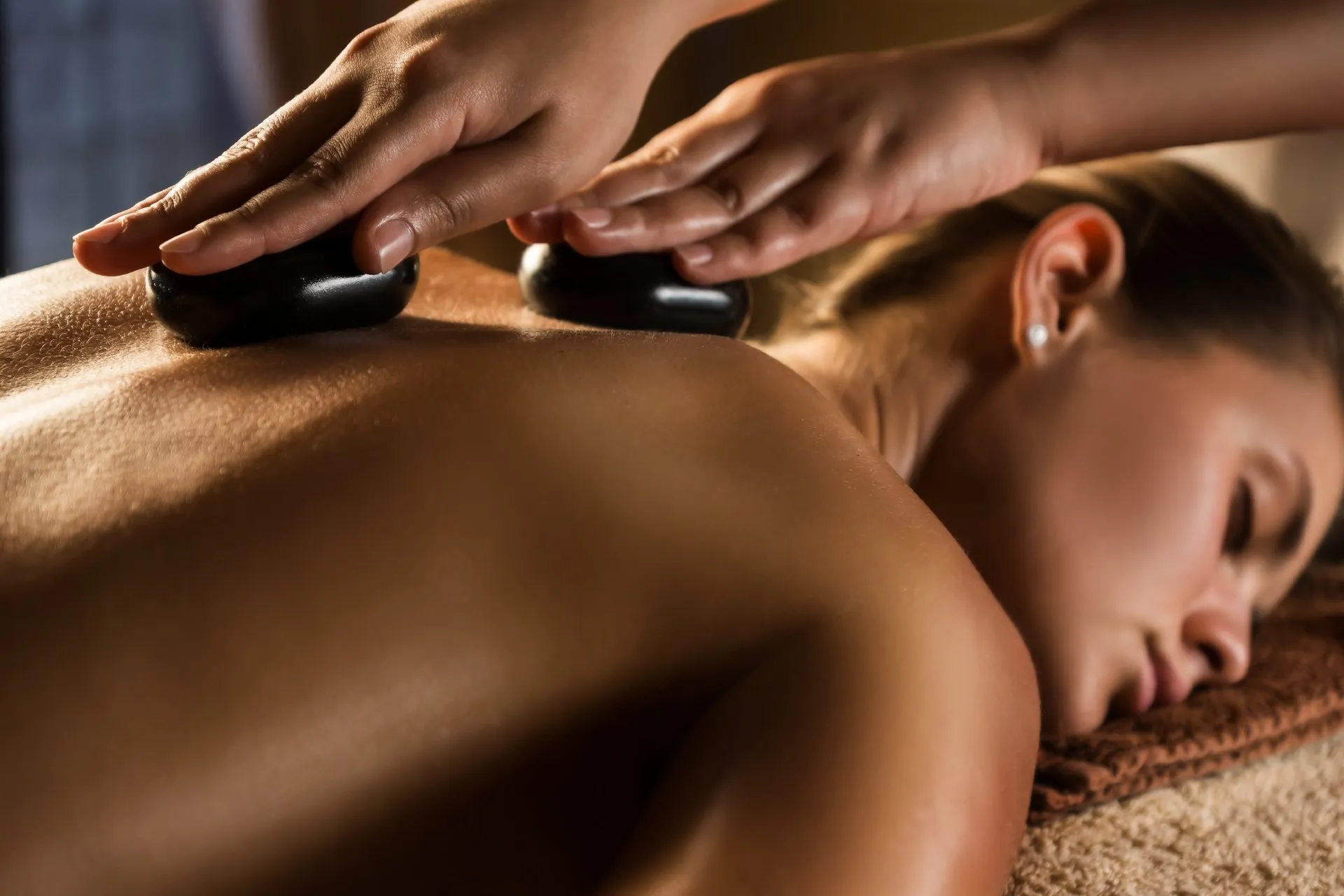 Hot-Stone-Reiki-Massage in Bauchlage