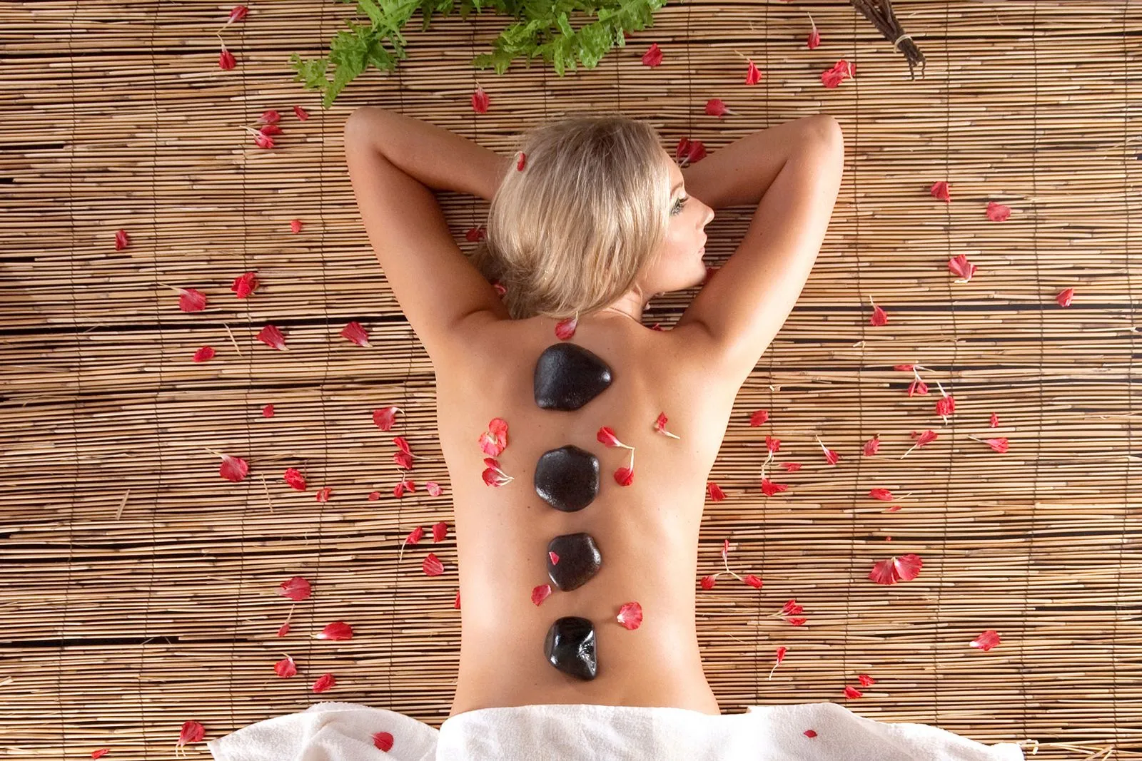 Hot-Stone-Reiki-Massage in Rückenlage